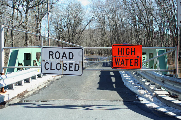 桥上被水淹没的道路封闭标志