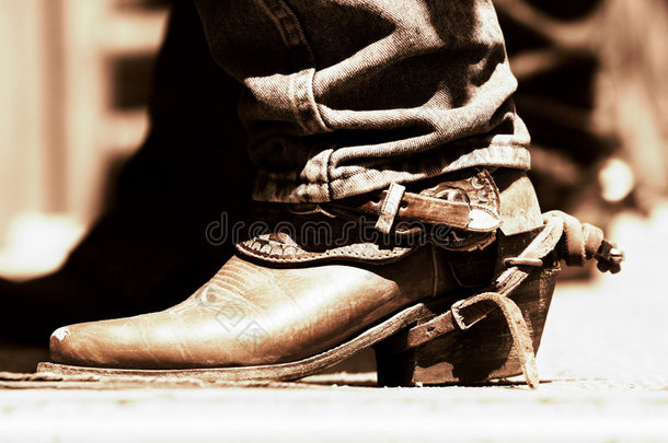 牛仔靴和马刺(；铜色)；
