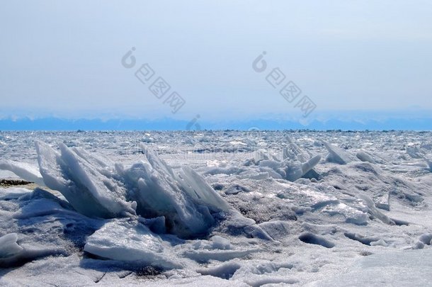 贝加尔湖<strong>冰冻</strong>的波浪