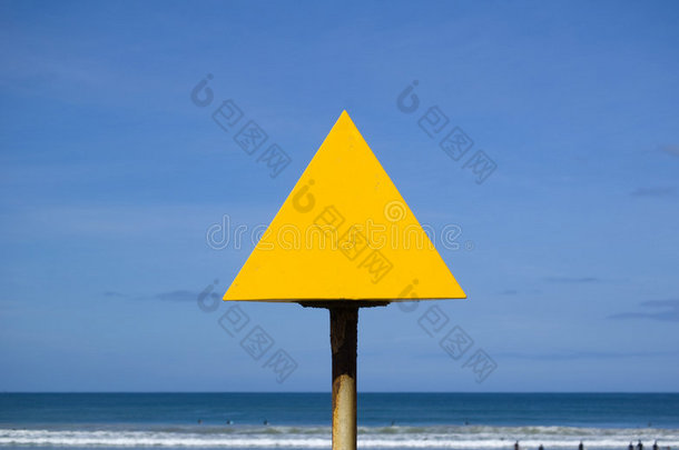 海滩上的空白黄色标志