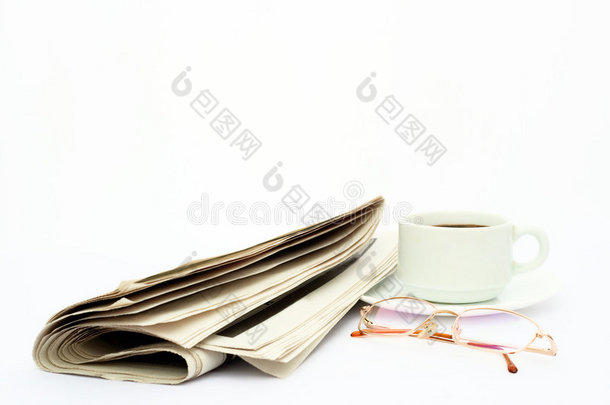 孤立的报纸、眼镜和咖啡