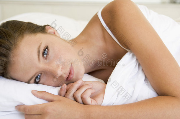 躺在床上休息的年轻女子