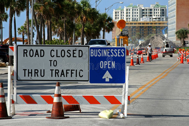 道路封闭标志与道路建设
