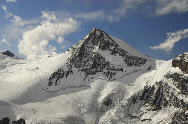 白雪皑皑的山峰