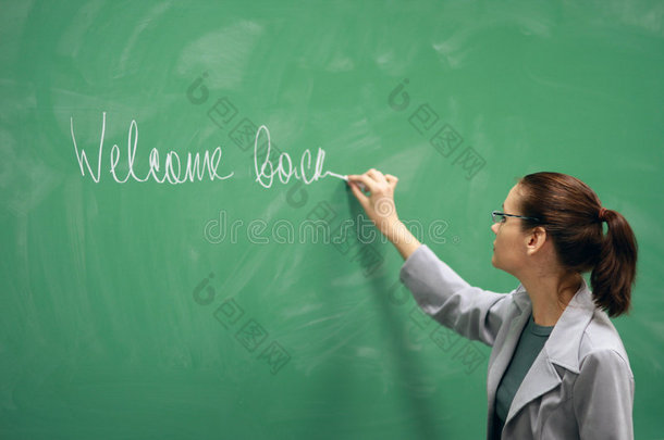 年轻教师<strong>在黑板上写字</strong>
