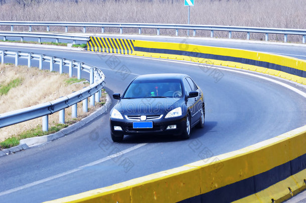 高速公路上的豪车