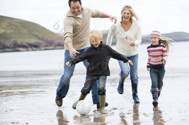 一家人在沙滩上<strong>踢</strong>足球