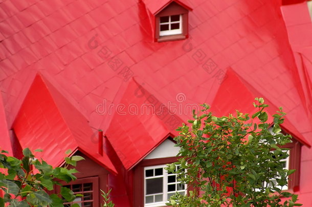 带山墙的鲜红色屋顶