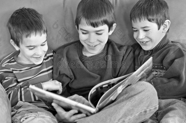 三个男孩在看书