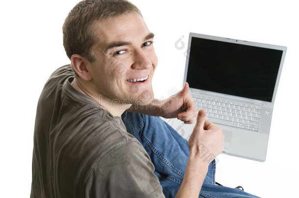 满意的年轻人使用笔记本电脑