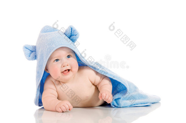 带着毛巾微笑的小宝宝