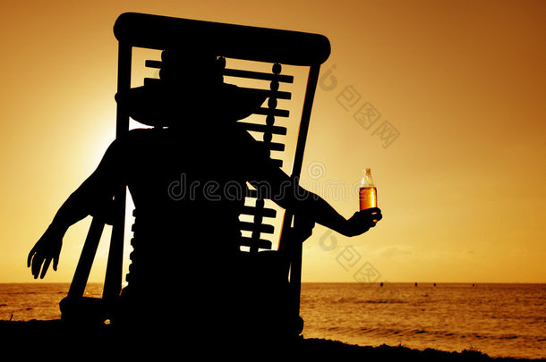 啤酒和<strong>躺椅</strong>日落剪影