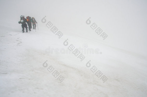 高山和暴风雨天气