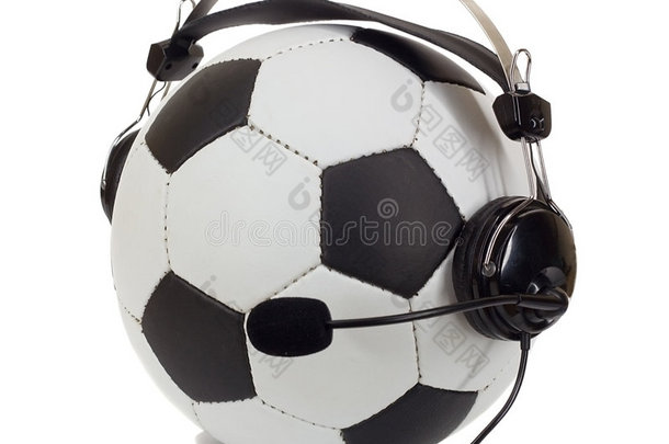 足球概念，戴着耳机的球作为解说员