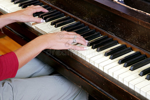 弹钢琴的女人的手