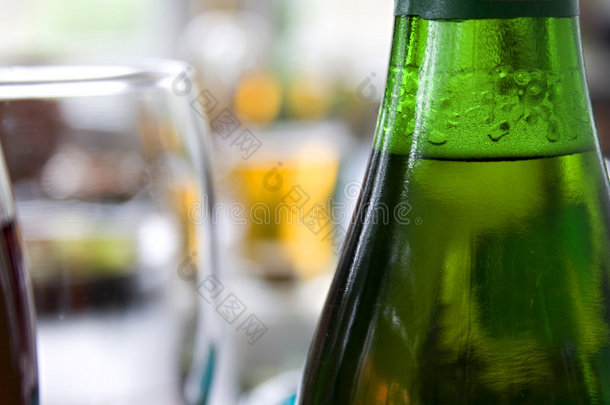 啤酒和<strong>玻璃</strong>瓶的特写<strong>照片</strong>