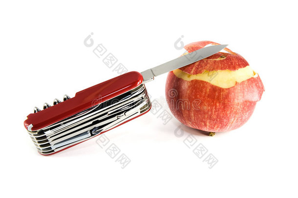 袖珍刀和部分去皮的苹果