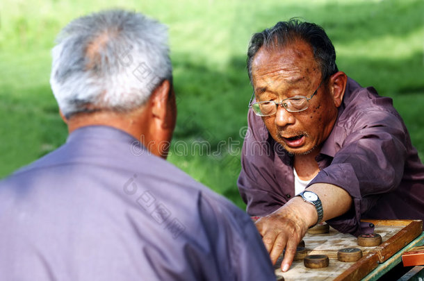 老人下棋