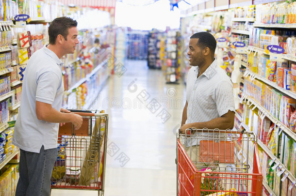两个人在超市<strong>见面</strong>