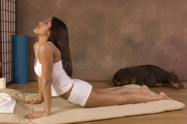 西班牙裔女孩<strong>在做瑜伽</strong>姿势