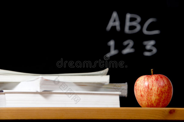 苹果和一堆书在教室里