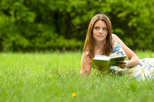 公园里看书的年轻女子