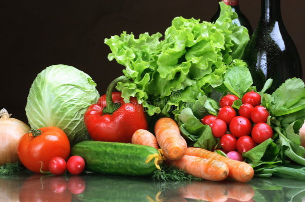 新鲜蔬菜水果和其他食品。