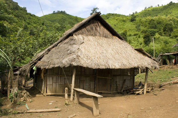 老挝北部的一个苗族山地部落村庄。
