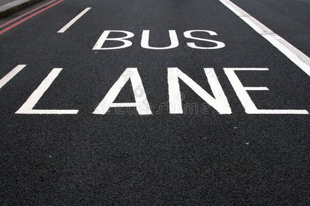 道路上的油漆巴士专用道标志