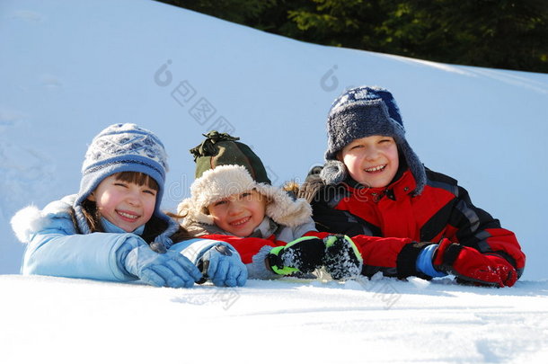 三个孩子在雪地里玩