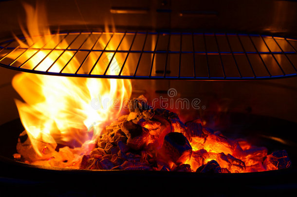 带火焰烧烤的空烧烤架
