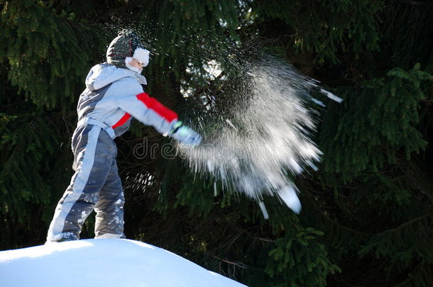 扔雪球的<strong>男孩</strong>