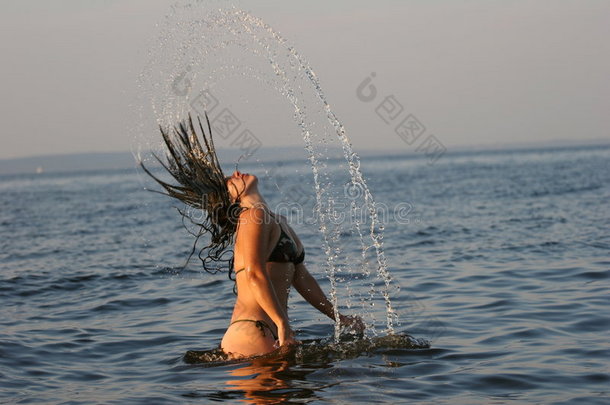 女人在水里甩头发