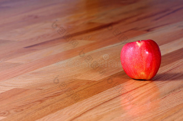 硬木地板上的红苹果