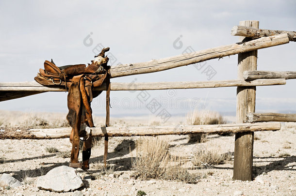 牧场-围栏上的马鞍