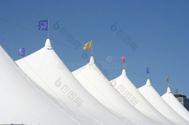 白色马戏团帐篷