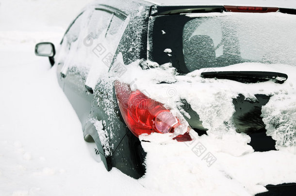 降雪后的汽车