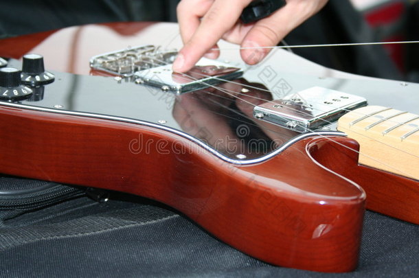 手修理坏吉他