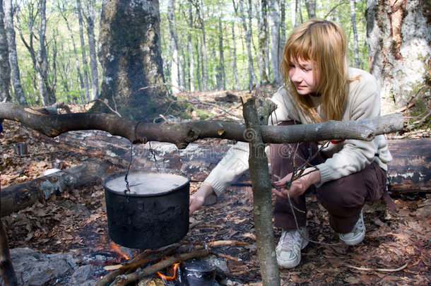 在营区烧火做饭的女孩