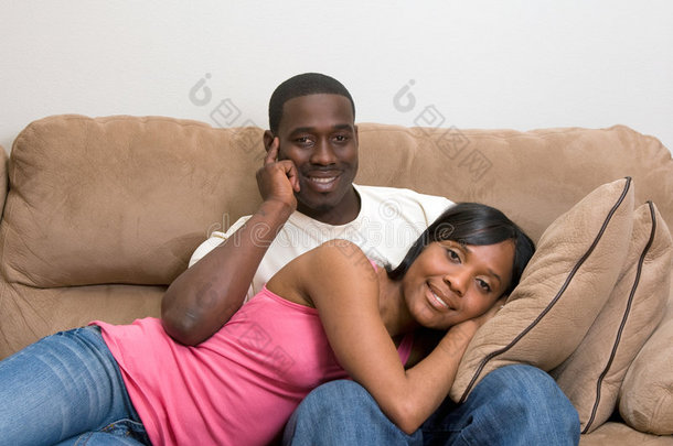 非裔美国夫妇在他们的客厅