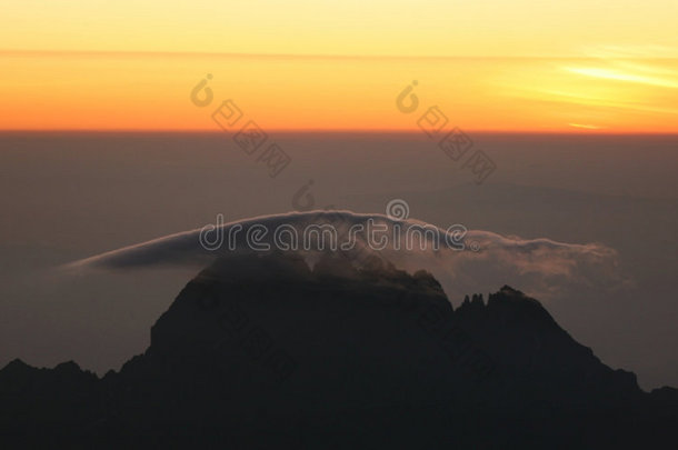 乞力马扎罗山顶日出