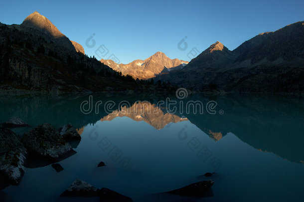 湖畔群山晨曦