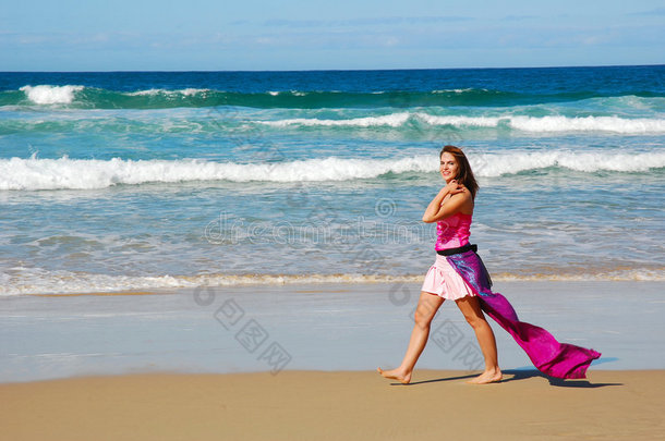在沙滩上散步的女人