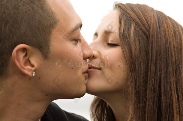 年轻迷人的情侣接吻
