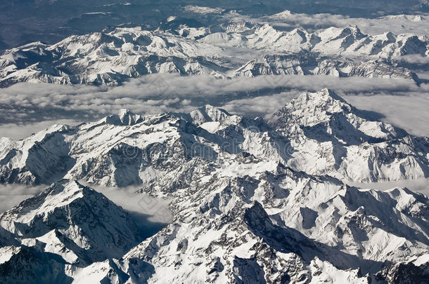 白雪覆盖的高山