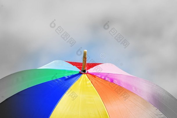 五彩缤纷的雨伞，<strong>狂风暴雨</strong>的天空