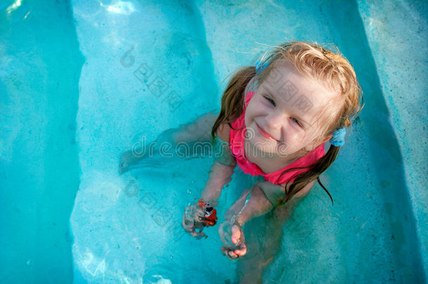 泳池里快乐的小女孩