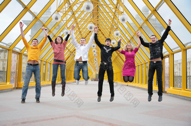一群朋友跳上天桥