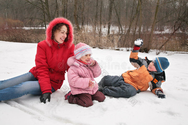 妈妈和孩子们在冬季公园玩耍