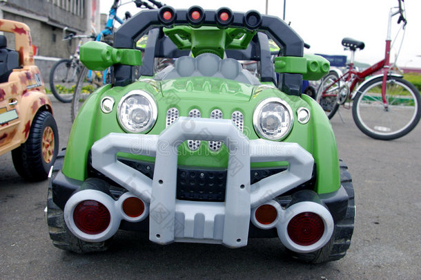 那辆绿色的<strong>小汽车</strong>。婴儿玩具。